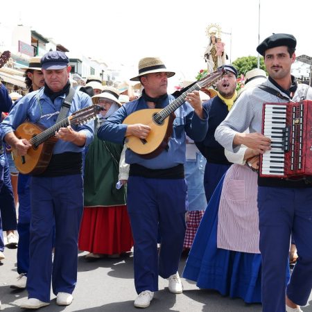 Integrantes de la Parranda Marinera de Buches durante una actuación de música y danza tradicional en Lanzarote.