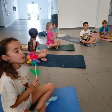 Menores participando en una sesión del proyecto de yoga infantil y bienestar 'Tardes en Calma' en San Bartolomé.